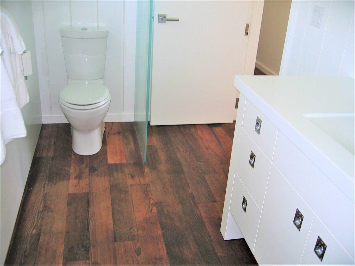 reclaimed engineered heart pine Character bath floor in hawaii