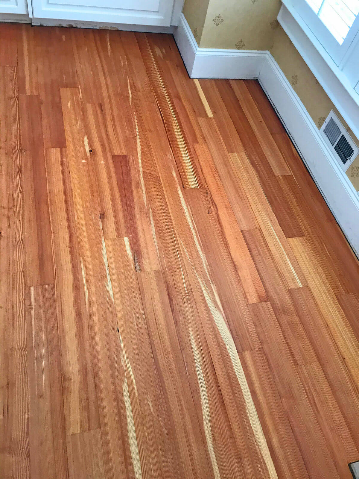 narrow width heart pine vertical grain with contrasts in coloration